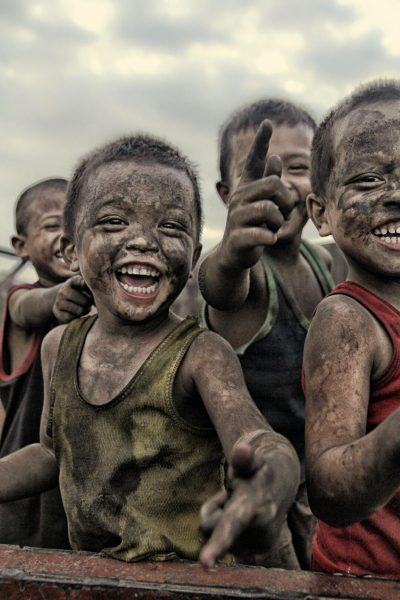 hình ảnh trẻ em nghèo mỉm cười hạnh phúc