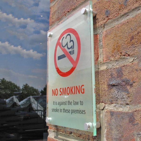 Không hút thuốc trên đường phố
