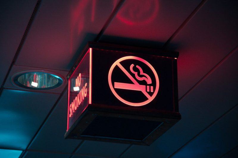 Treo tranh cấm hút thuốc trên trần nhà