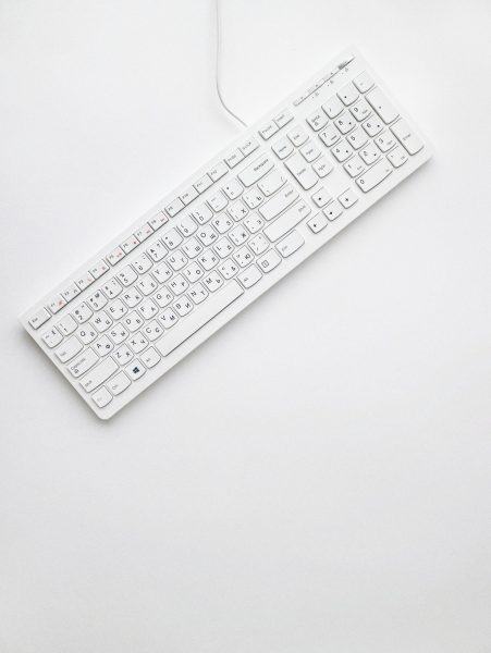 bàn phím máy tính màu trắng