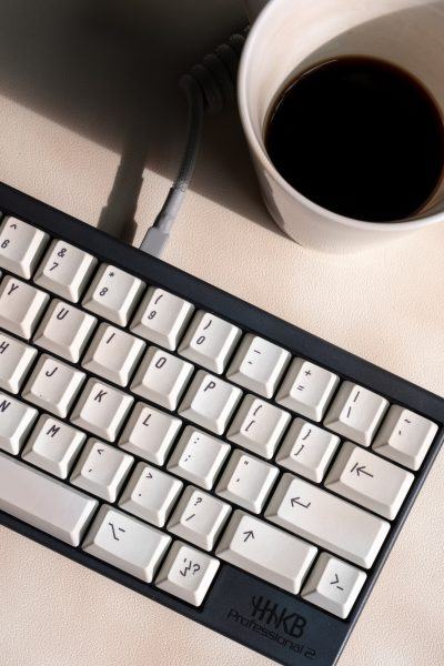 bàn phím máy tính và một tách cà phê