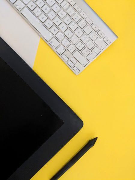 bàn phím máy tính có đèn nền màu vàng