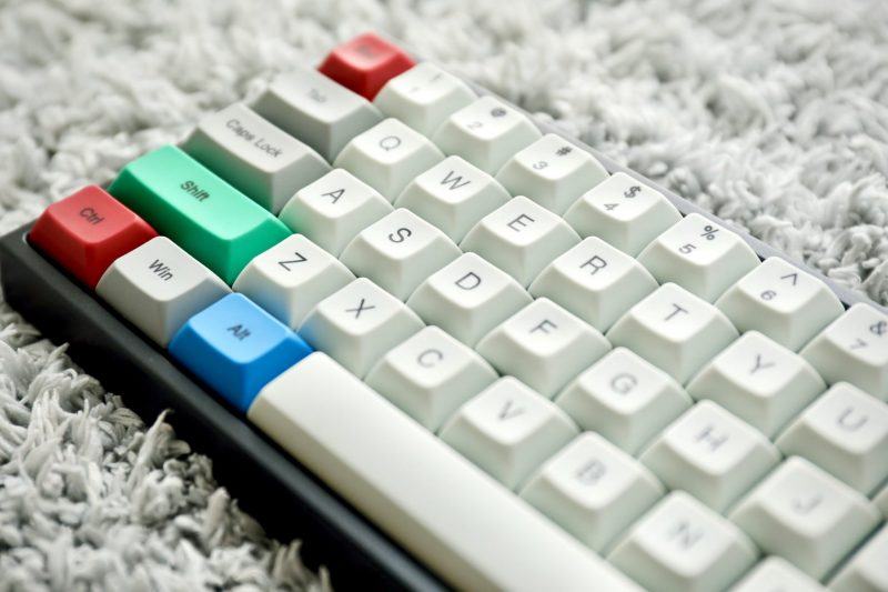 hình ảnh bàn phím máy tính màu trắng và các màu khác