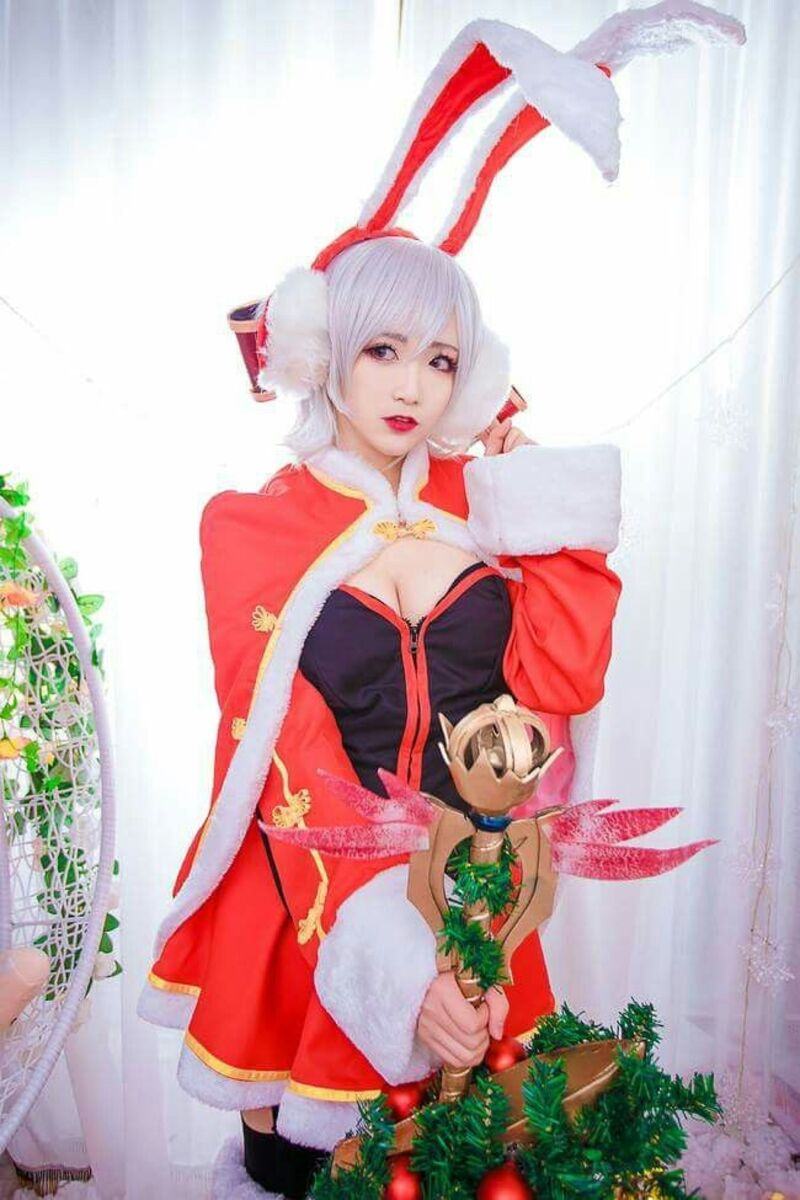 Hot girl cosplay Liên Minh Huyền Thoại giáng sinh 1